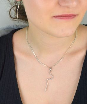 Zawieszka damska W 1580 wykonana ze srebra próby 925. Długość 5,5 cm, zdobiona drobną cyrkonią o szerokości 1 mm, waga 1,91 g. Smukła, elegancka biżuteria na każdą okazję (4).JPG
